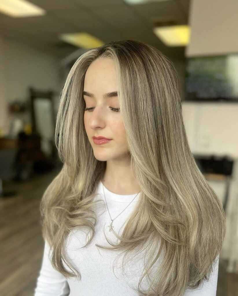Wavy hair with light blonde balayage