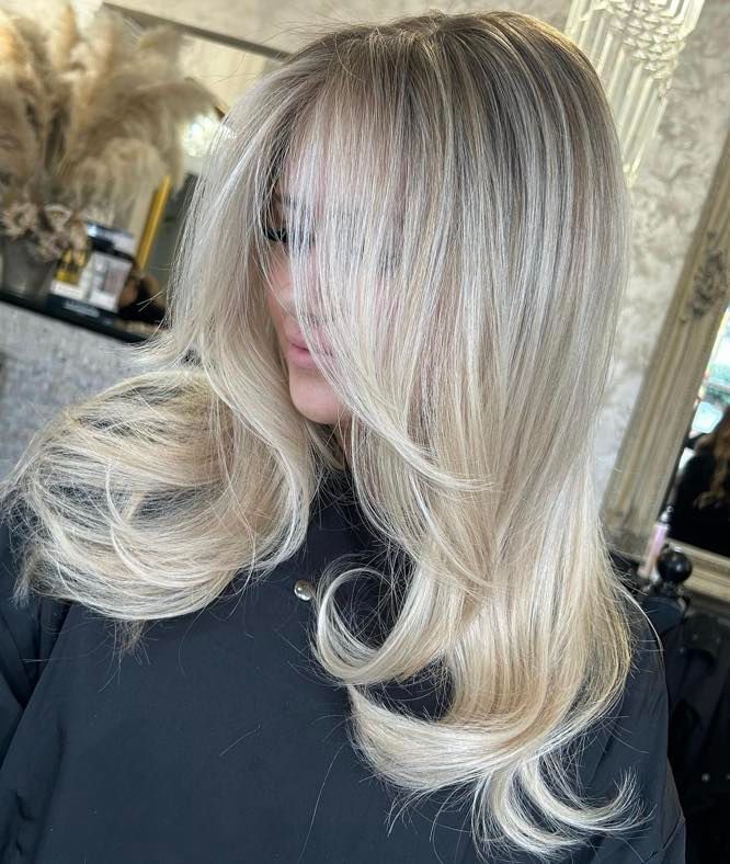 Smooth, voluminous hair with color gradient