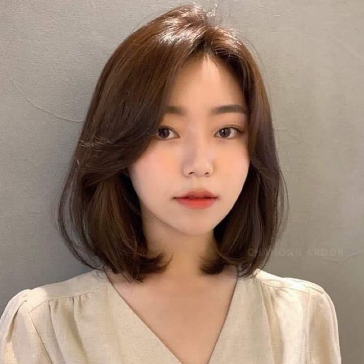 Short bob, flared ends, wing-like shape