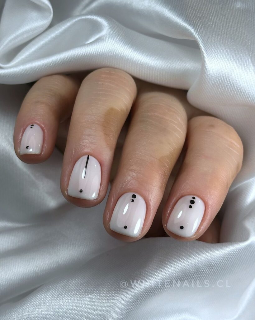 Short white nails with daisy flowers