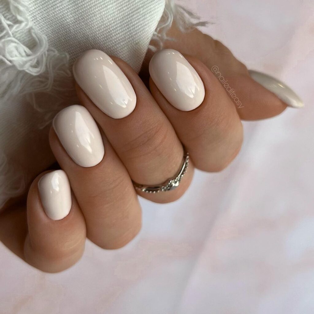 Short round nails, glossy egg-white color