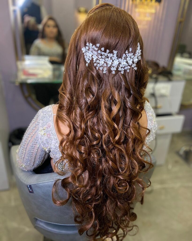 Voluminous messy curls with textured appearance