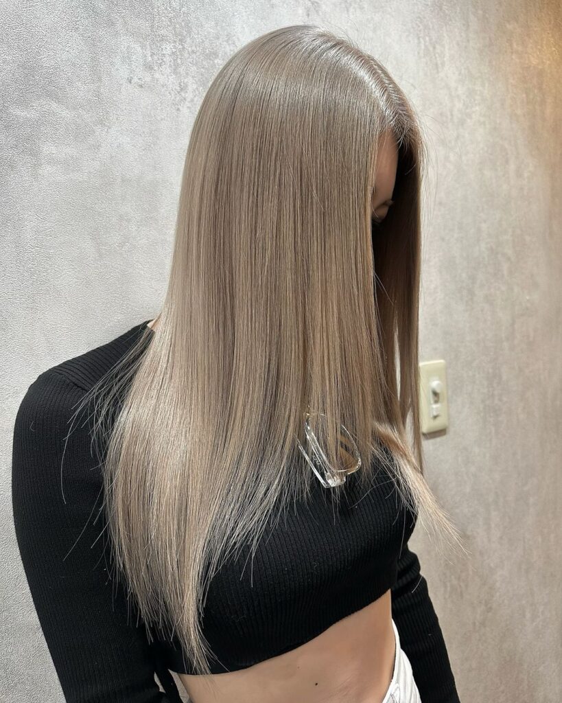 Dark-rooted hair with face-framing layers