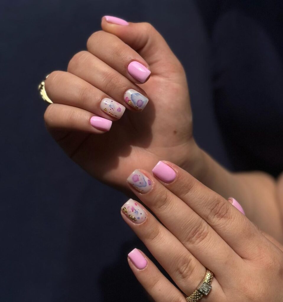 Short square-shaped nails in neutral color