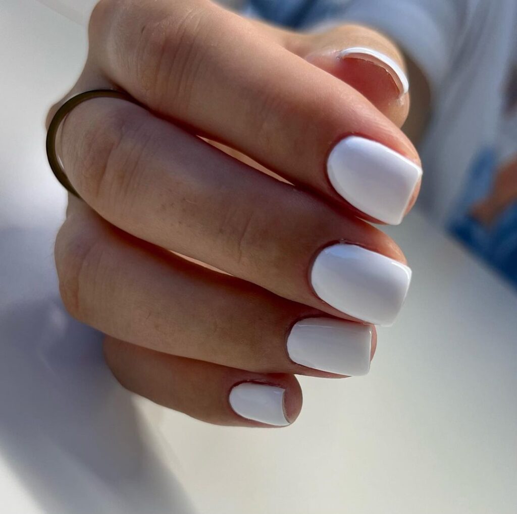 Short white nails, clean minimal design