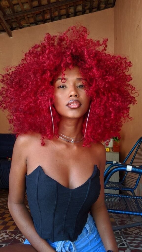 Vibrant Red Curls for Impact
