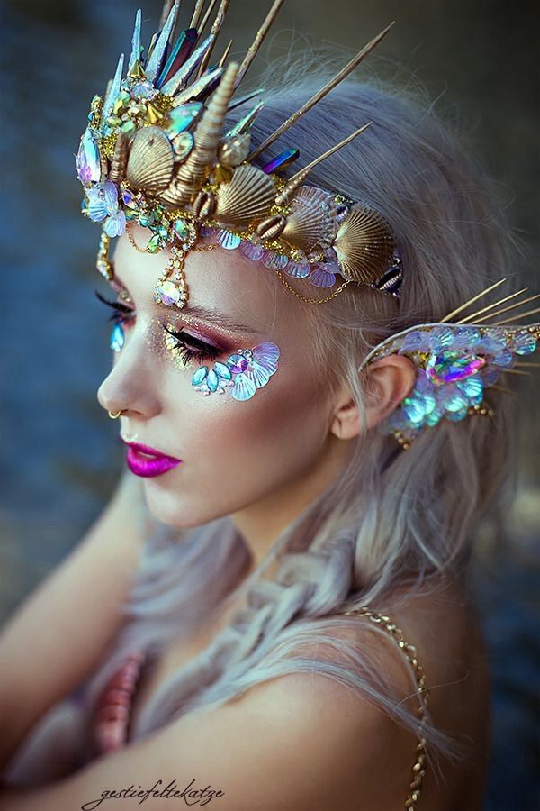 "Charming vintage seashell headband for a lovely accessory."
