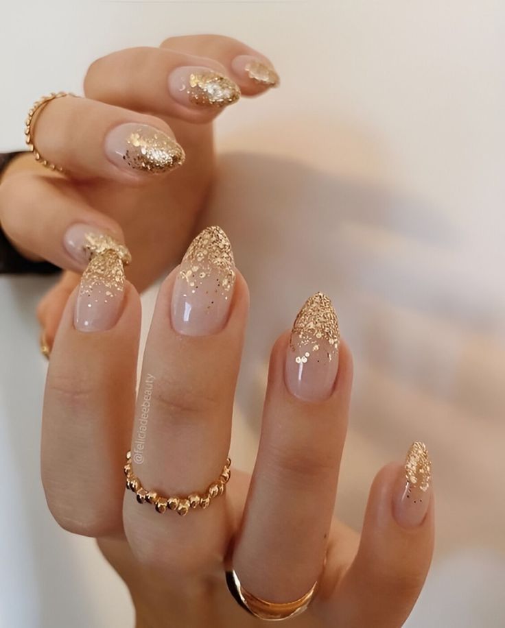 Glittery gold tips for fall nails
