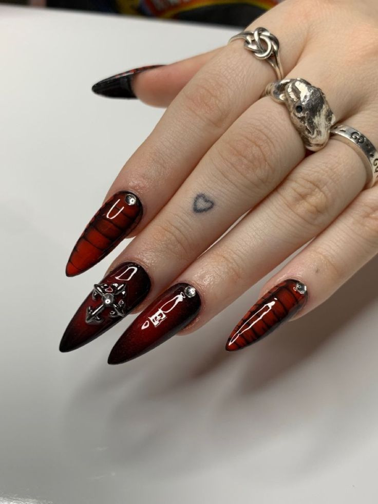 Vampire bite accent on nails