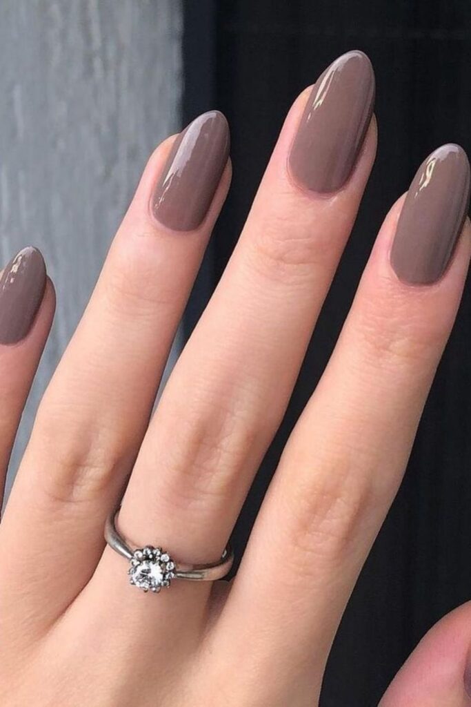 Warm taupe neutral autumn nails
