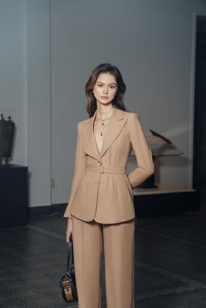 Double-breasted blazer with straight-leg pants